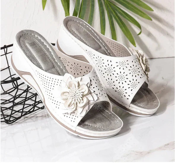 Orthopedic leather sandals with arch support